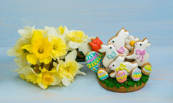 Osterkekse weißer Hase und bunte Eier mit einem Strauß von Euch — Stockfoto