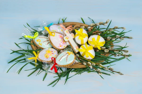 Pasen cookies en decoratieve eieren — Stockfoto