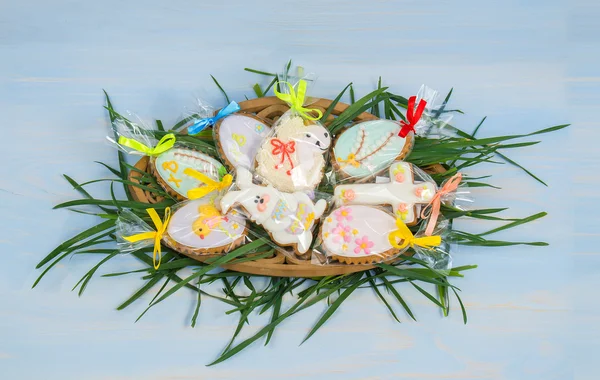 Påskekaker i dekorative egg, kanin, lam i kurv – stockfoto