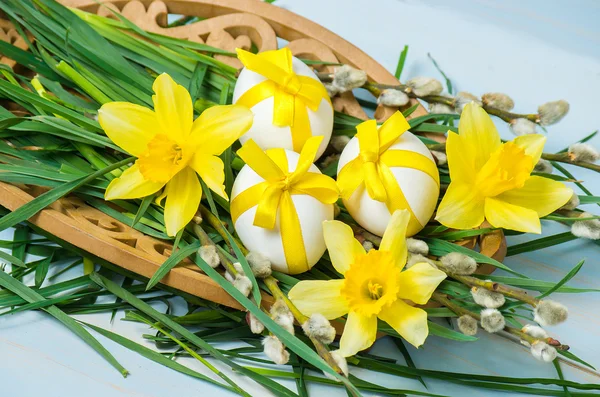 Påsk sammansättning med blommor påskliljor och ägg med band — Stockfoto