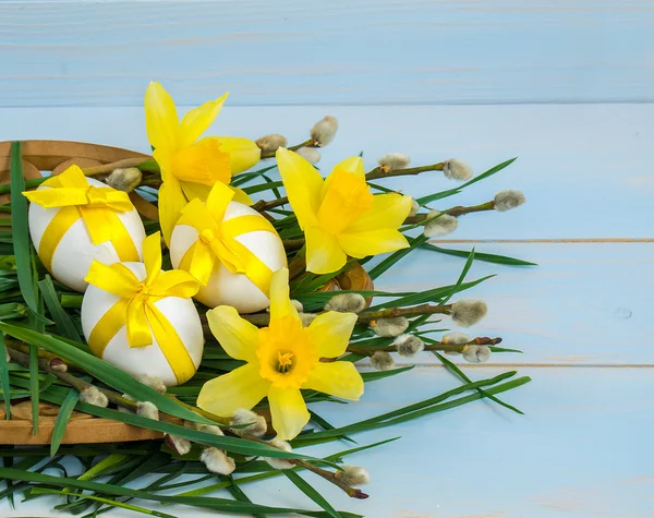 Composition de Pâques avec fleurs jonquilles et oeufs — Photo