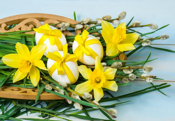 Påsk sammansättning med blommor påskliljor och ägg — Stockfoto