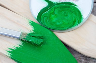 Boya Fırçası ve yeşil boya 