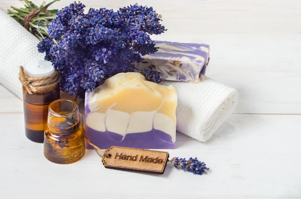 Lavendel handgemaakte zeep en toebehoren voor lichaamsverzorging (lavendel, — Stockfoto