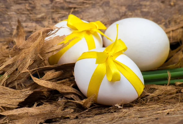 Ovos de Páscoa cor branca com arcos amarelos — Fotografia de Stock