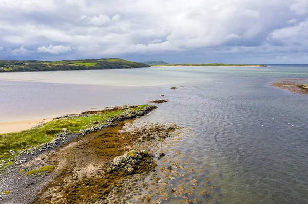 Hermosa playa en la bahía de Sheskinmore entre Ardara y Portnoo en Donegal - Irlanda — Foto de Stock