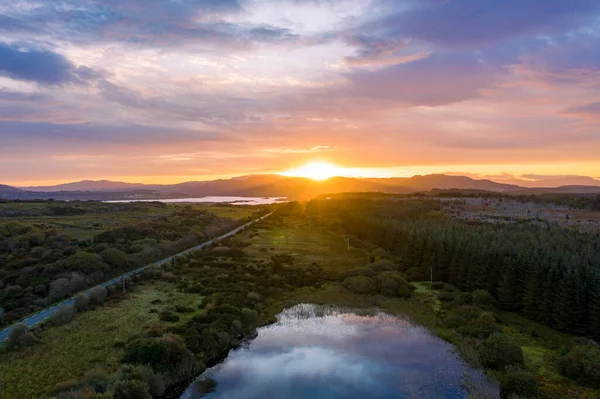 Aérea de lago en un pantano de turba por Clooney, Portnoo - Condado de Donegal, Irlanda — Foto de Stock