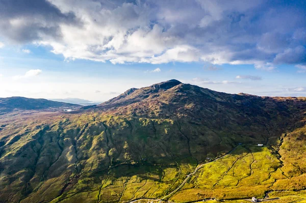 Widok z lotu ptaka na góry w kierunku Carnaween w Donegal - Irlandia — Zdjęcie stockowe