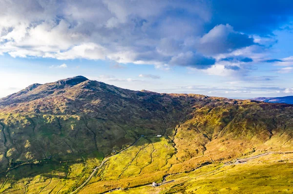 Vista aérea de las montañas del bluestack que miran hacia Carnaween en Donegal Irlanda — Foto de Stock