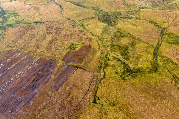 Luchtfoto van turf snijden vanuit de lucht is Donegal - Ierland — Stockfoto