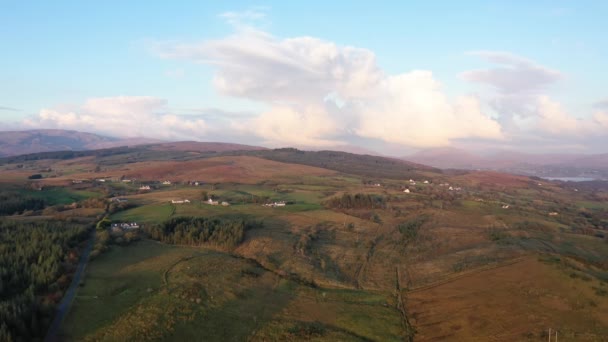 Vista aérea de Ogherbeg e Newtowndrumgornan no Lago Eske, em Donegal, Irlanda — Vídeo de Stock