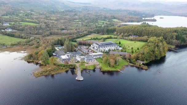 Vista aérea do Lago Eske e Harveys Point em Donegal, Irlanda — Vídeo de Stock