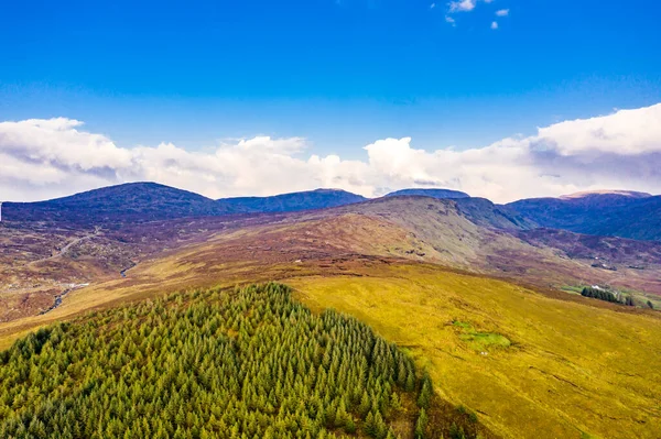 Vista aérea de las montañas Bluestack hacia Meenaguse Beg y Lough en Donegal - Irlanda — Foto de Stock