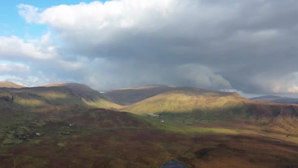 Voando através das montanhas bluestack em Meenaguise Mais em Donegal - Irlanda, lapso de tempo — Vídeo de Stock