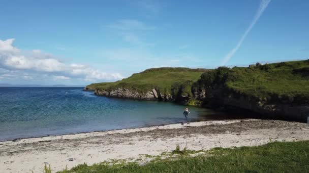 Vacker strand vid St Johns Point i grevskapet Donegal - Irland — Stockvideo