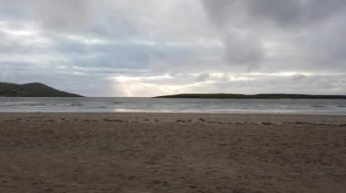 Donegal, İrlanda 'daki Portnoo plajının üzerindeki güzel dramatik bulutlar