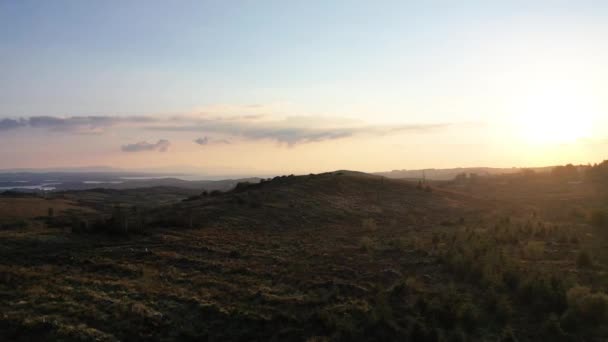 Donegal, İrlanda 'daki Eske Gölü' nde Ogherbeg ve Newtown davulcularının hava manzarası — Stok video