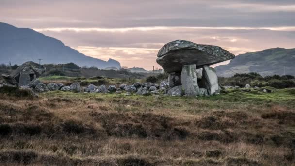 The Kilclooney Dolmen μεταξύ Ardara και Portnoo στο County Donegal - Ιρλανδία — Αρχείο Βίντεο