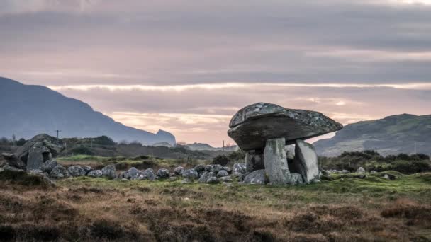 Kilclooney Dolmen mezi městy Ardara a Portnoo v hrabství Donegal - Irsko — Stock video