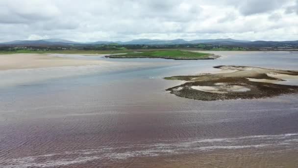 Όμορφη παραλία στο Sheskinmore κόλπο μεταξύ Ardara και Portnoo στο Donegal - Ιρλανδία — Αρχείο Βίντεο