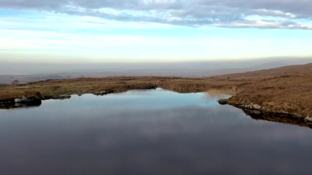 Vista aérea de Lough Doo não muito longe do rio Gweebarra entre Doochary e Lettermacaward em Donegal - Irlanda — Vídeo de Stock