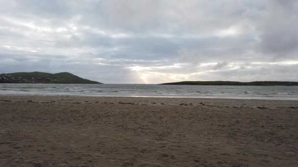 Beaux nuages spectaculaires au-dessus de la plage de Portnoo dans le comté de Donegal - Irlande — Video