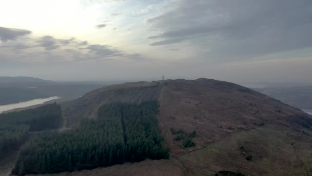 Luchtfoto van het Gweebaraa gebied bij Muntermellan, Lough Doo en Lough Smulland - communicatie antenne — Stockvideo