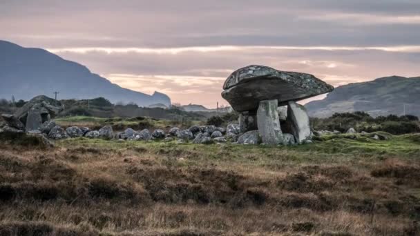 El Dolmen Kilclooney entre Ardara y Portnoo en el Condado de Donegal - Irlanda — Vídeo de stock