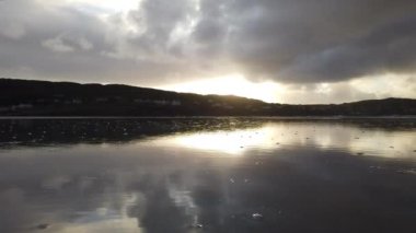 Donegal, İrlanda 'daki Portnoo plajının üzerindeki güzel dramatik bulutlar