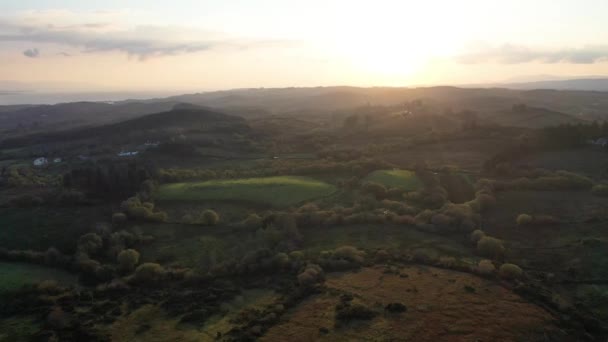 Vista aérea de Ogherbeg e Newtowndrumgornan no Lago Eske, em Donegal, Irlanda — Vídeo de Stock