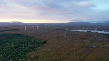 Donegal 'de Ardara ve Portnoo arasında Loughderryduff rüzgar çiftliği üretiliyor..