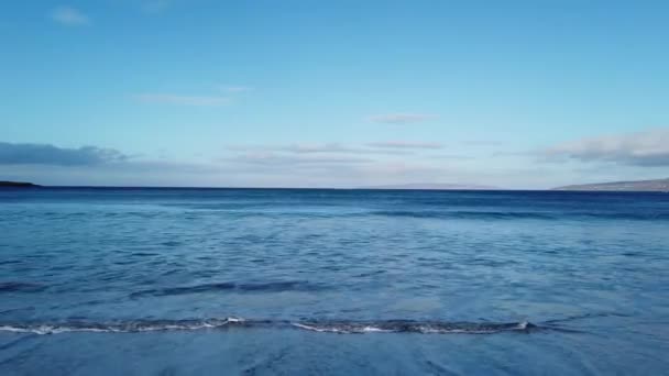 Donegal İlçesi, Portnoo 'daki Narin Strand' da güzel dalgalar. — Stok video