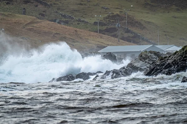 Волны врезаются в скалы западного побережья графства Донегал - Ирландия — стоковое фото