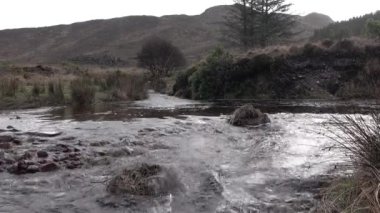 Dunlewey veya Dunlewy 'den Glenthornan Şelalesi İrlanda Donegal' de.