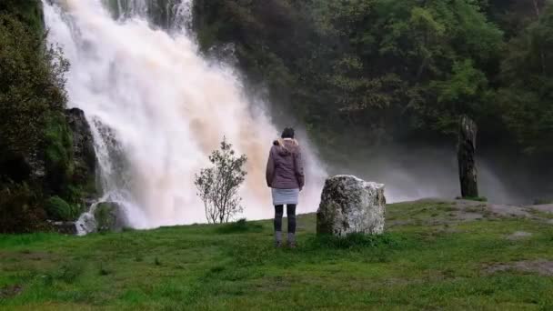 Wodospad Assaranca płynący po ulewnym deszczu — Wideo stockowe