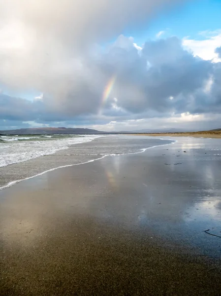 Arco iris sobre la playa de Narin por Portnoo - Donegal, Irlanda — Foto de Stock