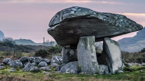 De Kilclooney Dolmen tussen Ardara en Portnoo in county Donegal - Ierland — Stockvideo
