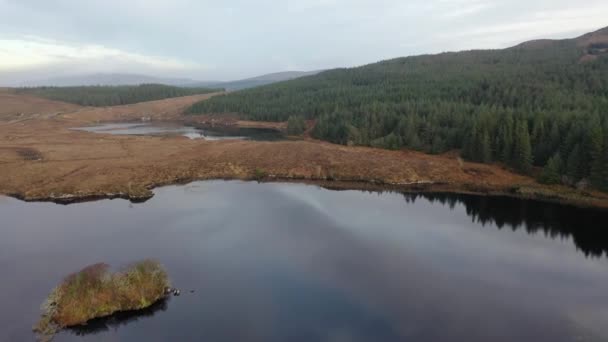 Vue aérienne de Lough Doo non loin de la rivière Gweebarra entre Doochary et Lettermacaward à Donegal - Irlande — Video