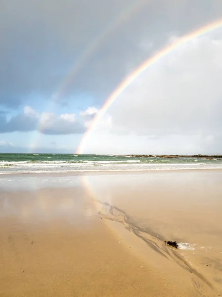 Arco-íris duplo acima da praia Narin por Portnoo - Donegal, Irlanda — Fotografia de Stock