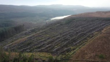 Muntermellan, Lough Doo ve Lough Smulland 'daki Gweebaraa bölgesinin hava görüntüsü - iletişim anteni