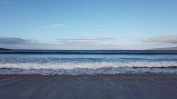 Donegal İlçesi, Portnoo 'daki Narin Strand' da güzel dalgalar. — Stok video