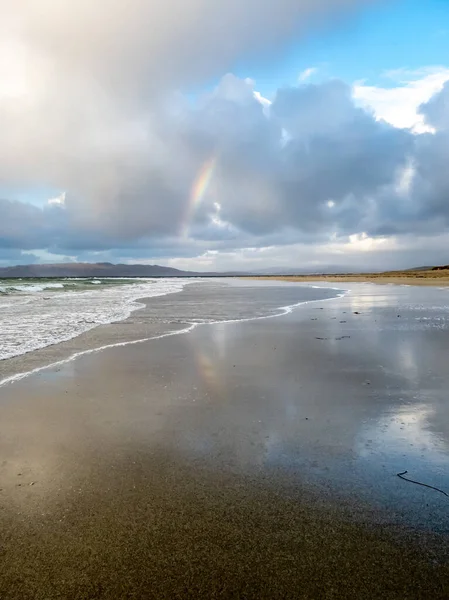 Regnbåge ovanför Narin stranden vid Portnoo - Donegal, Irland — Stockfoto