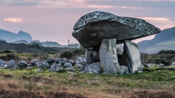 Kilclooney Dolmen entre Ardara e Portnoo no Condado de Donegal - Irlanda — Vídeo de Stock