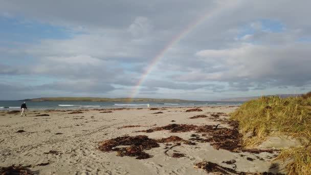 Krásná duha nad pláží Inishkeel a Narin - Donegal, Irsko — Stock video
