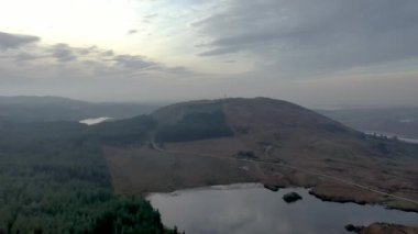 Muntermellan, Lough Doo ve Lough Smulland 'daki Gweebaraa bölgesinin hava görüntüsü - iletişim anteni
