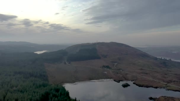 Luchtfoto van het Gweebaraa gebied bij Muntermellan, Lough Doo en Lough Smulland - communicatie antenne — Stockvideo