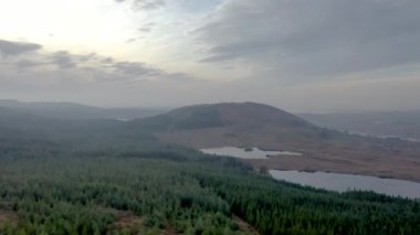 Muntermellan, Lough Doo ve Lough Smulland 'daki Gweebaraa bölgesinin hava görüntüsü - iletişim anteni