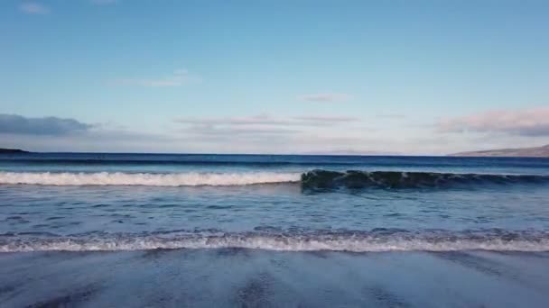 Krásné vlny na Narin Strand v Portnoo, County Donegal - Irsko. — Stock video