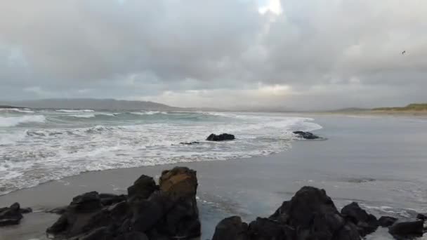 Vackra dramatiska moln ovanför Portnoo stranden i grevskapet Donegal - Irland — Stockvideo