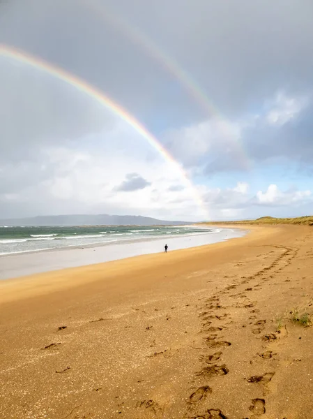 Διπλό ουράνιο τόξο πάνω με παραλία από Portnoo - Donegal, Ιρλανδία — Φωτογραφία Αρχείου